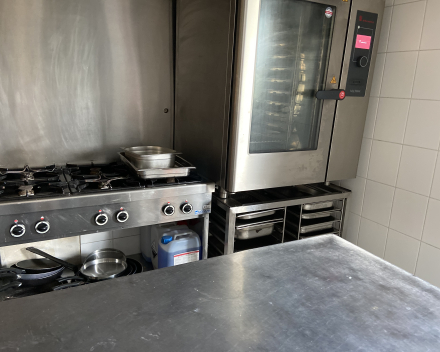  DE BOERDERIE : keuken, oven steamer, 6 bekken gasfornuis, frituur, koelcel, diepvries